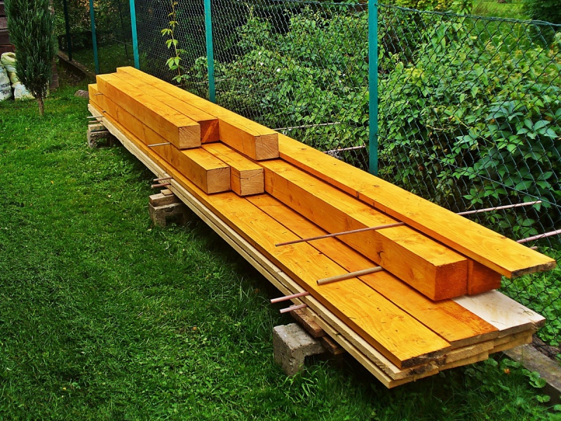 ebeniste-LA MARTRE-min_boards_the_rafters_joinery_tree_painting_wood_colored_paint-871508