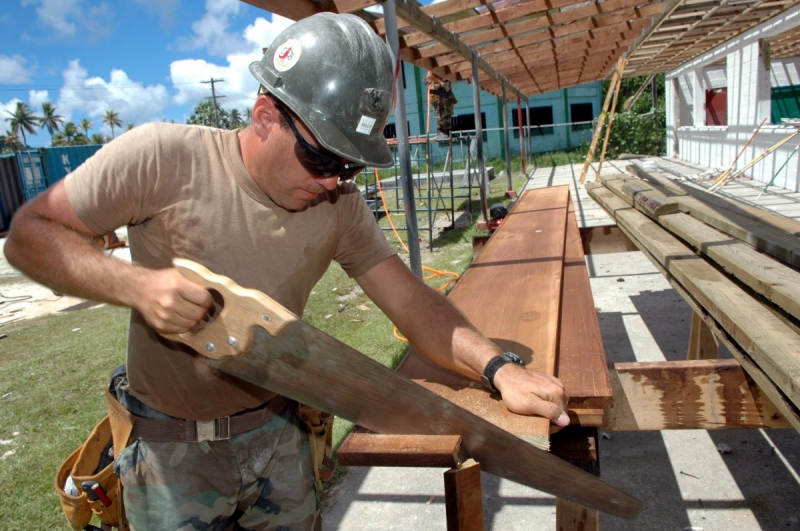 ebeniste-LA MARTRE-min_worker_construction_building_carpenter_male_job_build_helmet-893290